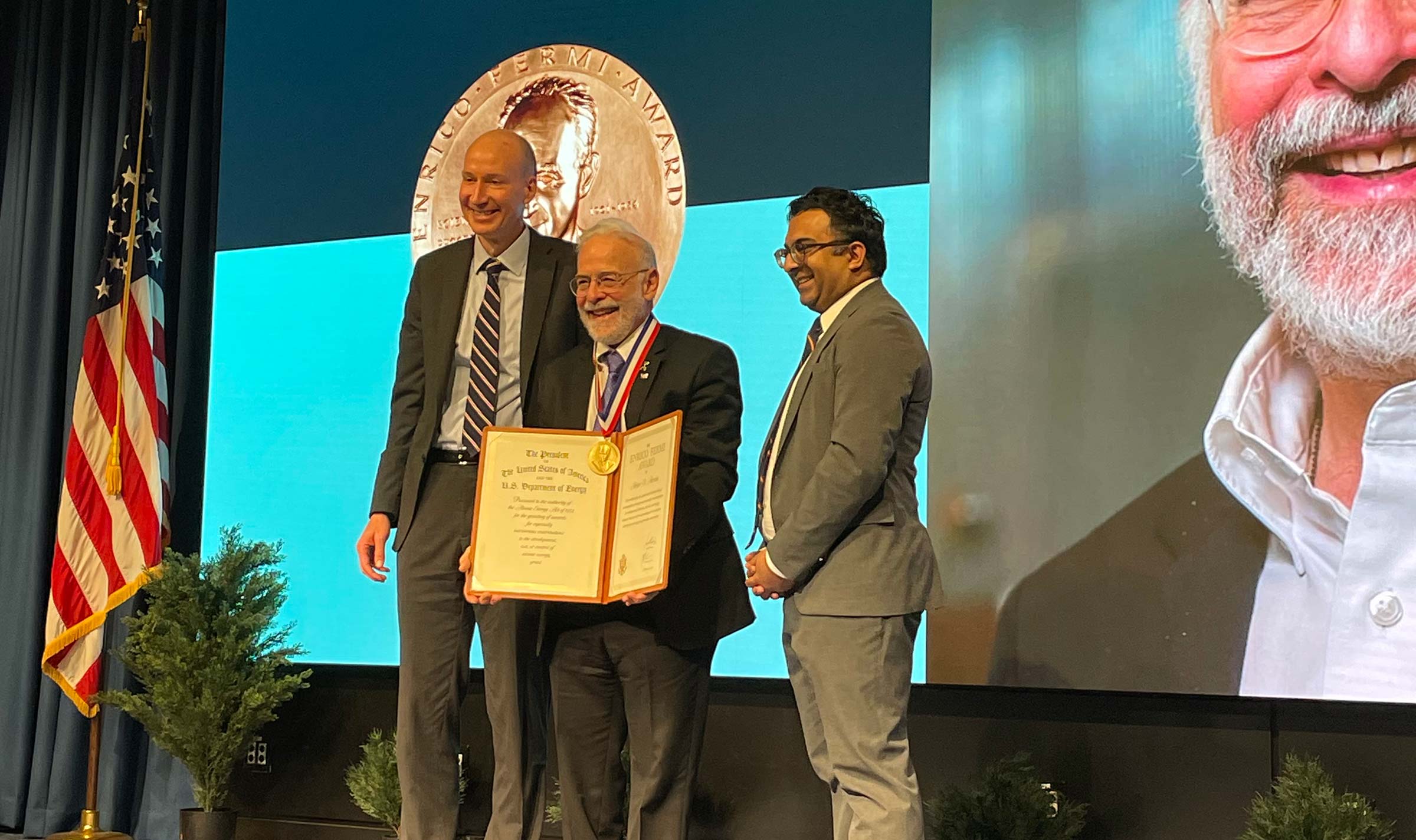 Héctor D. Abruña on stage receiving his award